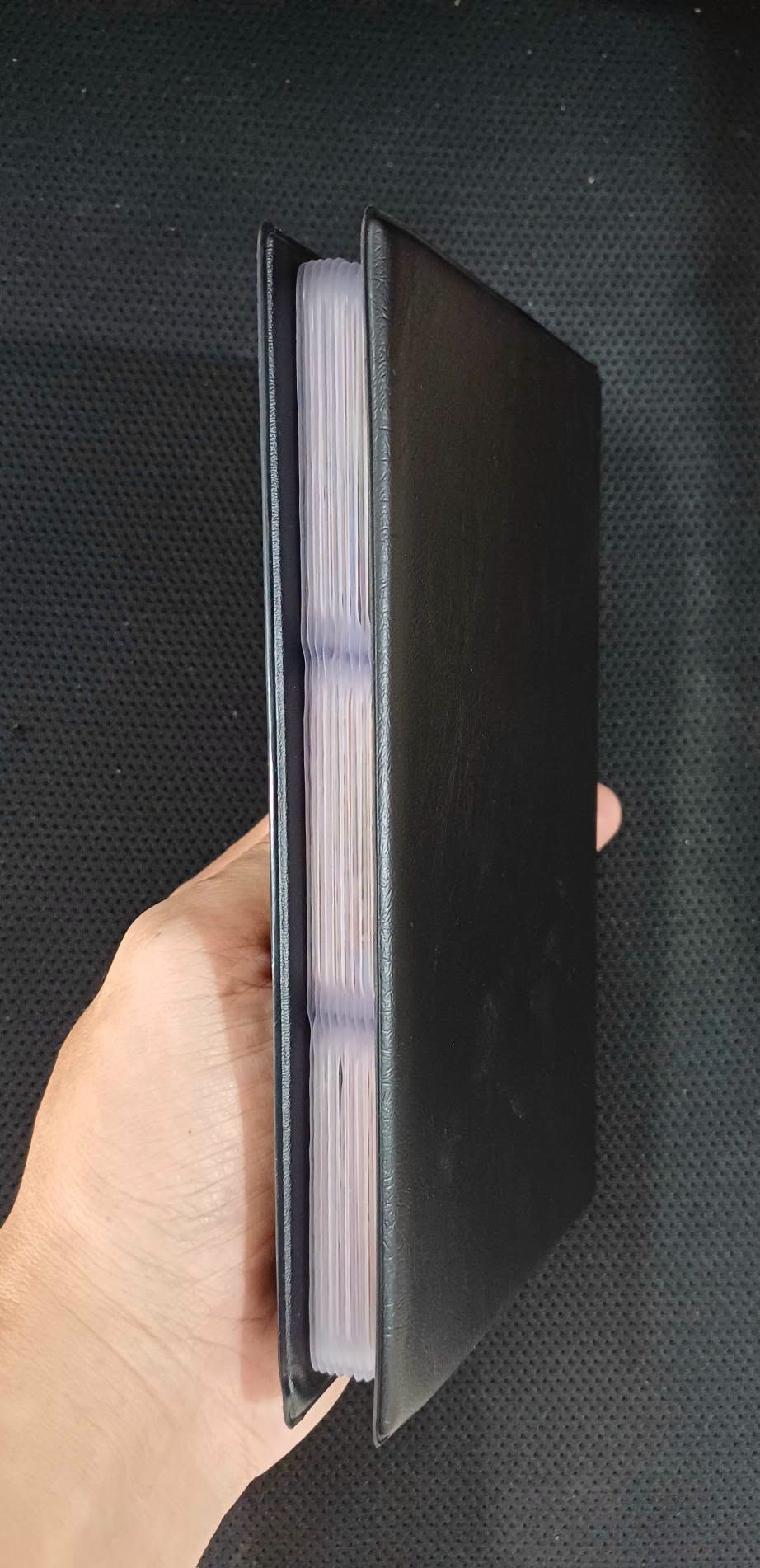 Album bên trong có 60 tấm hình thẻ Dragon Ball