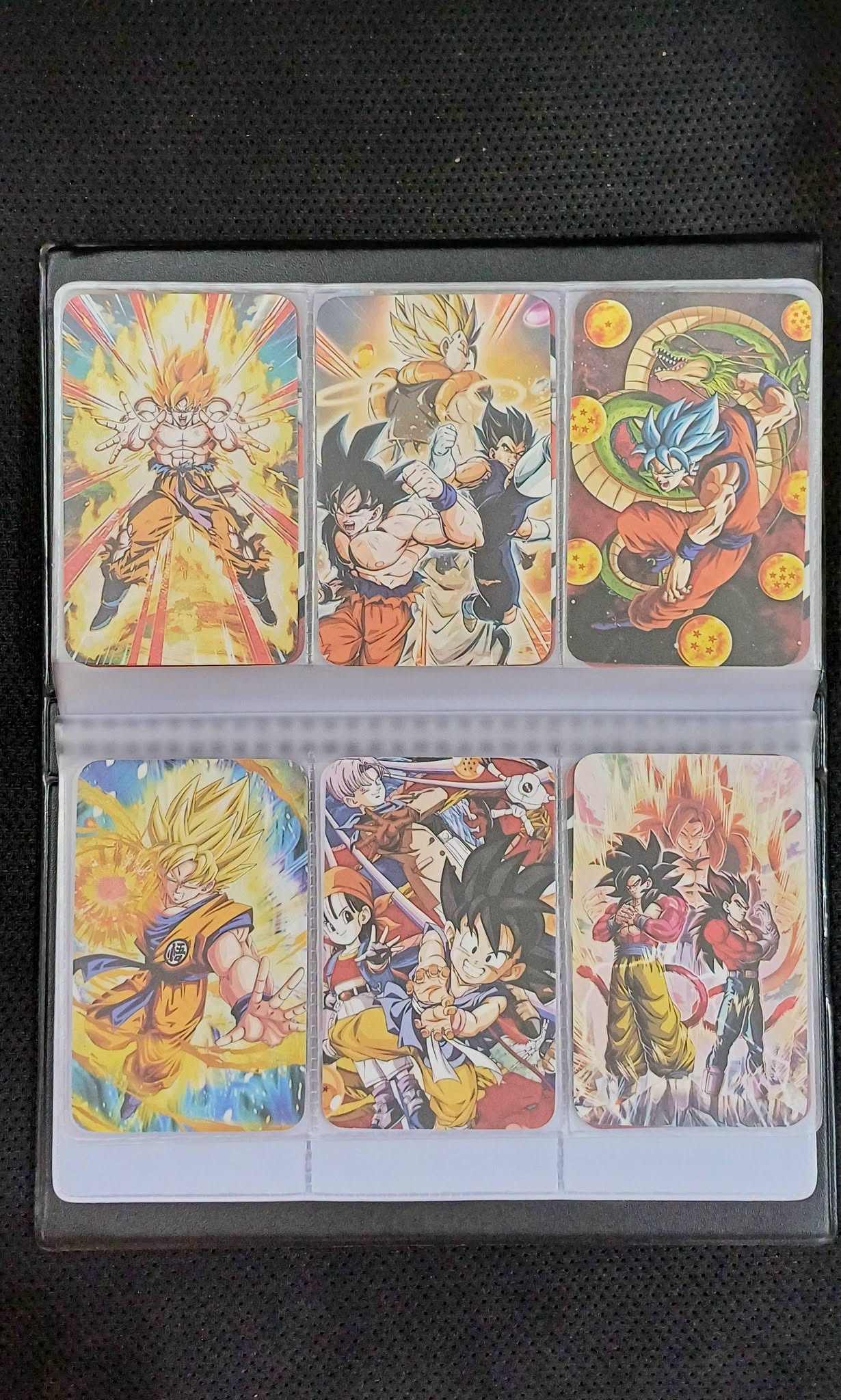 Album bên trong có 60 tấm hình thẻ Dragon Ball